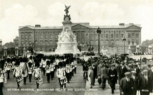 Victoria Memorial, Palácio de Buckingham e guardas, Londres, década de 1930. de Unbekannt