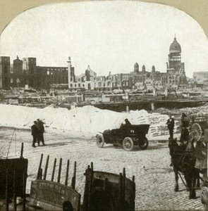 Vista da estação de distribuição da Moulder School, mostrando toneladas de farinha na calçada, 1906. de Unbekannt