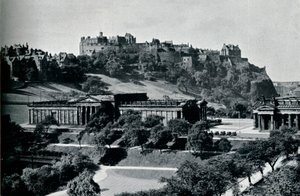 Vista da Galeria Nacional da Escócia e do Castelo de Edimburgo, c1945 de Unbekannt