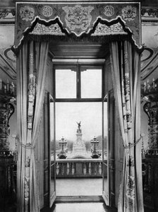 Vista do monumento de Victoria de dentro do Palácio de Buckingham, Londres, 1935 de Unbekannt