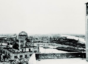 Vista da cidade de Hiroshima após a explosão da bomba atómica: ruína do Palácio de Exposições Agrícolas de Unbekannt