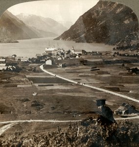 Telhados da vila e campos ensolarados de Odde, N. até o estreito Sorfjord com paredes de montanhas, Noruega, 1905. de Unbekannt