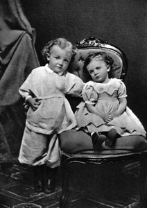 Vladimir Ilich Lenin, líder revolucionário bolchevique russo, 4 anos, com sua irmã Olga, 1874 de Unbekannt