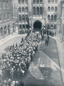 Esperando para entrar no Guildhall para a primeira grande convocação de armas do Sr. Asquiths, 1914 de Unbekannt