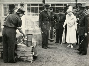 Assistindo meninas da ATS no trabalho ... Escola de Culinária do Exército em Aldershot, c1941, 1951. de Unbekannt