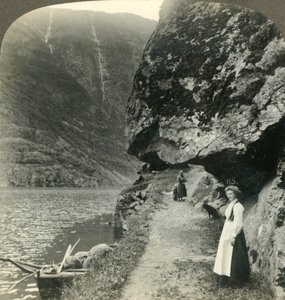 Onde a estrada se arrasta sob os penhascos projetados pelas águas do Nerofjord, Noruega, c1905. de Unbekannt