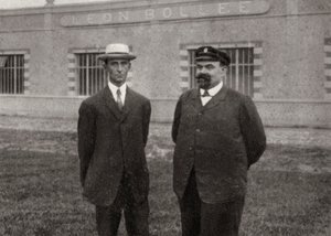 Wilbur Wright, aviador americano, e Leon Bollee, inventor francês e fabricante de automóveis, 1908 de Unbekannt