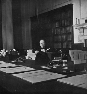Winston Churchill na sala do gabinete de 10 Downing Street, c1940s, 1945 de Unbekannt
