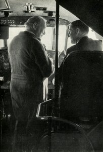 Winston Churchill conversando com o capitão Shakespeare do barco voador Berwick, c1939-c1944 1946. de Unbekannt