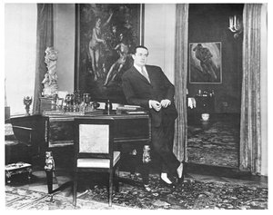 Wolfgang Gurlitt no estudo de sua galeria na Potsdamer Strasse, Berlim, c. 1925. de Unbekannt