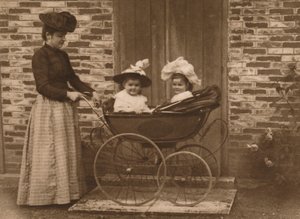 Mulher e filhos em um carrinho, 1937 de Unbekannt