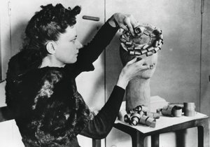 Mulher fazendo um chapéu de aparas de madeira, França ocupada pela Alemanha, abril de 1941 de Unbekannt