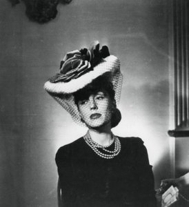 Mulher de chapéu e véu do estilista francês Jacques Fath, França, 1943 de Unbekannt