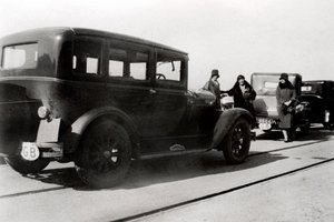 Mulheres e carros estacionados, 1930 de Unbekannt