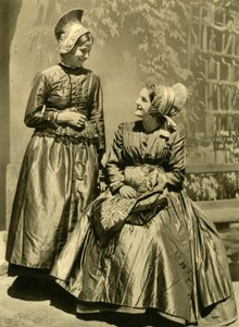 Mulheres em traje tradicional, Baixa Áustria, c1935. de Unbekannt