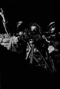 Mulheres de serviço com bateria antiaérea, 1943 de Unbekannt
