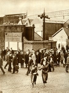 Trabalhadores que saem ... depois que a construção do Cunarder 534 foi suspensa, em dezembro de 1931, 1935. de Unbekannt