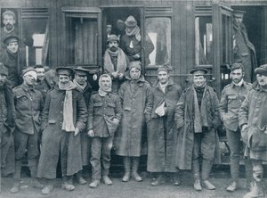 Tropas inglesas feridas a caminho de um hospital de base, c1914 de Unbekannt