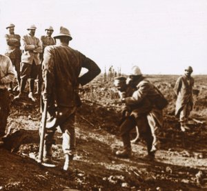 Soldado ferido, passeio alto, norte frança, c1914-c1918 de Unbekannt