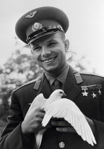 Yuri Gagarin, cosmonauta russo, c1963-c1964 de Unbekannt
