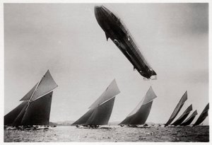 Zeppelin LZ11 Viktoria Luise em voo durante a Regata de Kiel, Alemanha, 1912 1933 de Unbekannt