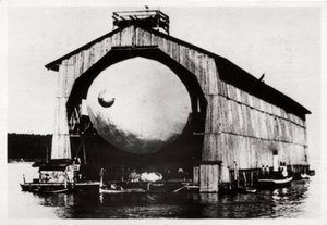 Zeppelin LZ1 em um cabide flutuante em Manzell, Friedrichshafen, Alemanha, 1900, 1933 de Unbekannt