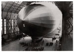 Zeppelin LZ 127 Graf Zeppelin entrando em seu hangar, 1933 de Unbekannt