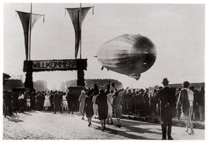 Zeppelin LZ 127 Aterragem de Graf Zeppelin em Friedrichshafen, Alemanha, 1933 de Unbekannt