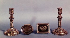 Um par de castiçais de Luís XVI incrustados com ouro e madrepérola com duas caixas de ponto inglesas do século XVIII