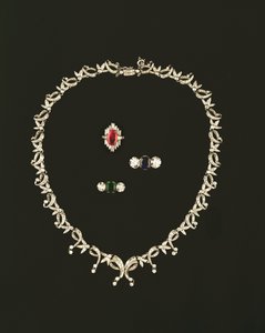 Art Deco pergaminho e colar de design de folha; anel de cachos de baguete de rubi e diamante; safira e diamante três anel de pedra; esmeralda e diamante anel de pedra de três de Unbekannt Unbekannt