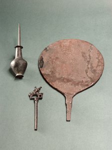 Grampo de cabelo de cobre, haste de colírio com pote e espelho, Mohenjodaro, 2300-1750 aC