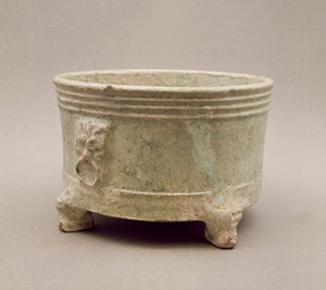 Recipiente de tripé de barro, dinastia Han, 25-220 dC