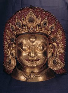 Cabeça de Bhairava, final do século XVII (cobre em relevo, pintado e dourado)