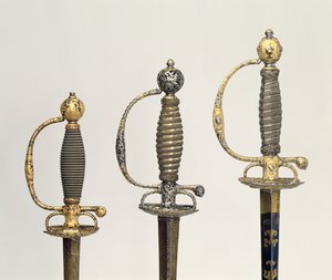 Punhos de três espadas francesas: uma de aço, azulada e recoberta de desenhos em ouro perseguido, c.1730; um de aço perfurado e cinzelado e o chão de ouro emaranhado, c.1760; um de aço cinzelado, gr de Unbekannt Unbekannt