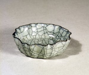 Lavadora de escova Kuan ware moldada com oito lóbulos e uma borda recortada, dinastia Sung (960-1279)