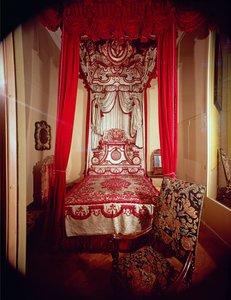Cama do estado de Melville, c.1700 (pinho coberto com o veludo Genoa de seda carmesim forrado com damasco de seda branco chinês)