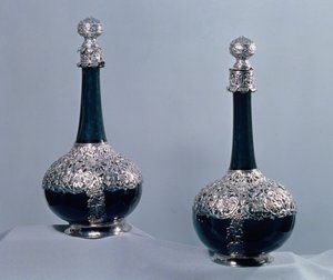 Par de garrafas de vinho montado em prata, 1689