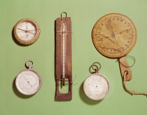 Bússola Scotts, termômetro, relógio de sol, barômetro e escala de altitude usada na expedição antártica, 1910-12 de Unbekannt Unbekannt