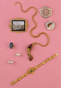Seleção de joias do século XX: colar de serpente garnet cabochão; broche de mosaico em miniatura; pulseira de esmeralda e diamante de Unbekannt Unbekannt