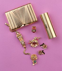 Seleção de joias art déco: duas cigarreiras; broche e brincos em flor de cachos de rubi; coquetel relógio (ouro)