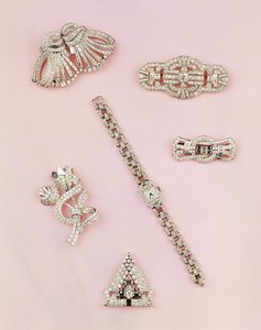 Seleção de jóias com diamantes: baguette e broche de diamante em forma de marquise; Grampo de diamante Art Deco; broche de diamante painel; ladys oblongo relógio de diamantes de Unbekannt Unbekannt