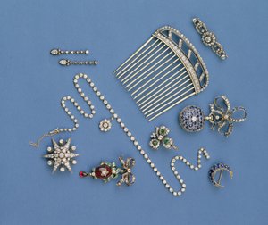 Seleção de jóias com diamantes: pente de cabelo; colar de pinça graduada; broche de safira crescente; pingente de carbúnculo de esmalte; relógio de bolso; broche de estrelas de Unbekannt Unbekannt
