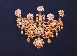 Stomacher, espanhol, século XVIII (conjunto de ouro com diamantes lapidados em rosa)