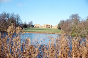 Vista do lago da casa, construída por Sir John Vanbrugh (1664-1726) e parque desenhado por Capability Brown
