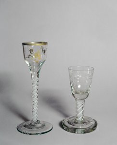 Copo de vinho com decoração dourada, taça de vidro de disparo e haste de torção opaca, c.1760