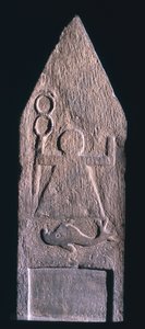 00357 Estela votiva representando Tanit, deusa de Cartago, segurando um caduceu com um golfinho e uma inscrição abaixo, fenício, de Tophet El-Horfa, Argélia, século II a I AC (calcário) de Unbekannt