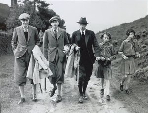 10º Duque com os seus quatro filhos, Billy, Andrew, Anne e Elizabeth na Abadia de Bolton, c.1938 (foto a p/b) de William M. Timlin