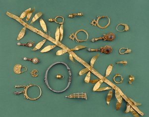 Uma coleção de jóias helenísticas, bizantinas e romanas, incluindo um diadema de folhas de ouro, uma pulseira de prata do Mediterrâneo Oriental, pingentes em lua crescente e uma fíbula de ouro, que vai do século 3 ao século 1 d.C. (ouro, prata) de Unbekannt