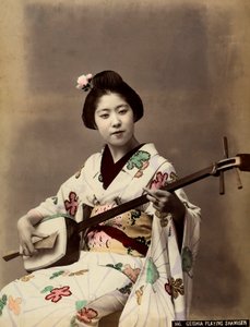 Uma gueixa tocando o shamisen (foto colorida) de Unbekannter Künstler