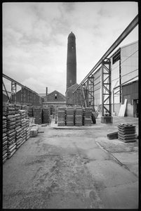 Uma vista geral da Torre de Tiro Elswick, demolida em 1968-69, utilizada para a criação de fotos de chumbo, com um pátio com paletas em primeiro plano, c.1955-69 (foto a p/b) de Unbekannter Künstler